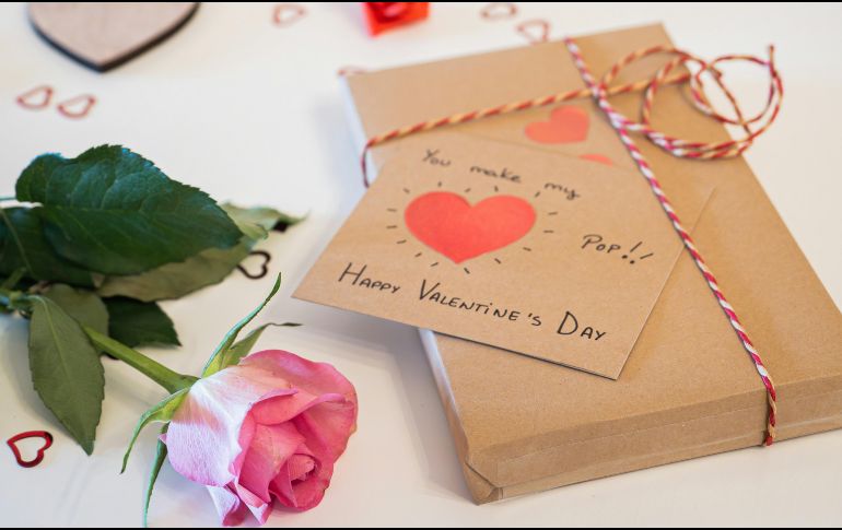 La Inteligencia Artificial se ha convertido en una aliada inesperada para quienes buscan un obsequio significativo y acorde a la personalidad de su pareja. Unsplash