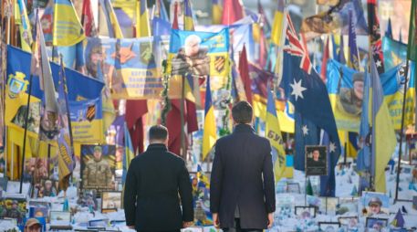 El presidente ucraniano, Volodímir Zelenski, y el secretario general de la OTAN, Mark Rutte, visitan el Monumento a la Memoria Nacional en la Plaza de la Independencia de Kiev. EFE/ Presidencia de Ucrania