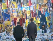 El presidente ucraniano, Volodímir Zelenski, y el secretario general de la OTAN, Mark Rutte, visitan el Monumento a la Memoria Nacional en la Plaza de la Independencia de Kiev. EFE/ Presidencia de Ucrania