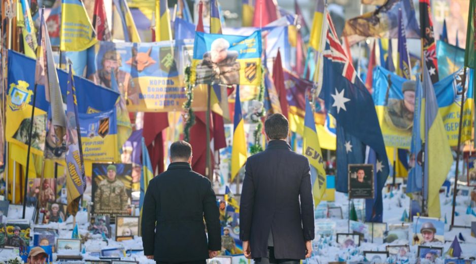 El presidente ucraniano, Volodímir Zelenski, y el secretario general de la OTAN, Mark Rutte, visitan el Monumento a la Memoria Nacional en la Plaza de la Independencia de Kiev. EFE/ Presidencia de Ucrania