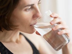 Tomar agua ayuda a mantener sano nuestro organismo y mantiene las funciones corporales. UNSPLASH / E. AKYURT