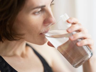 Tomar agua ayuda a mantener sano nuestro organismo y mantiene las funciones corporales. UNSPLASH / E. AKYURT