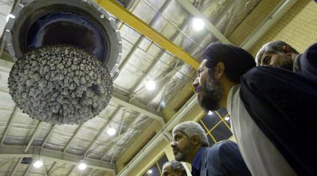 Varios diputados iraníes inspeccionan elementos de la central nuclear de la ciudad de Isfahan (Irán), utilizada como Isntalación de Conversión de Uranio. EFE/ ARCHIVO