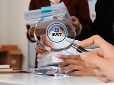 El SAT precisó que la fiscalización se enfocará principalmente en quienes incurran en conductas de alto riesgo fiscal. ESPECIAL / CANVA