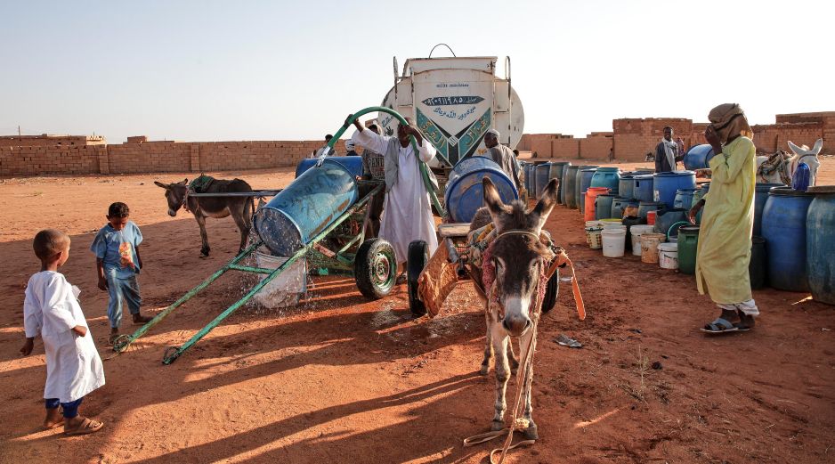 Gente llena recipientes de agua en un punto de distribución gratuito en Jartum, Sudán, el 30 de enero de 2026. AP/ARCHIVO