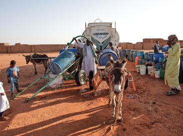 Gente llena recipientes de agua en un punto de distribución gratuito en Jartum, Sudán, el 30 de enero de 2026. AP/ARCHIVO