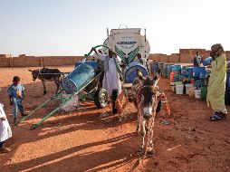 Gente llena recipientes de agua en un punto de distribución gratuito en Jartum, Sudán, el 30 de enero de 2026. AP/ARCHIVO