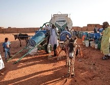 Gente llena recipientes de agua en un punto de distribución gratuito en Jartum, Sudán, el 30 de enero de 2026. AP/ARCHIVO
