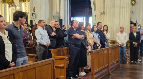 En el recinto se colocaron retratos de don Jesús Michel González y de su esposa, doña Elvira Velasco Rolón, adornados con arreglos florales. EL INFORMADOR / J. VELAZCO
