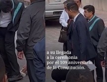 Hugo Aguilar hizo un movimiento para acomodar el zapato y que la persona con el papel para limpiarlo pudiera hacerlo de costado. ESPECIAL.