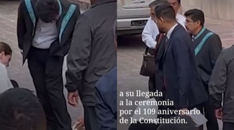 Hugo Aguilar hizo un movimiento para acomodar el zapato y que la persona con el papel para limpiarlo pudiera hacerlo de costado. ESPECIAL.