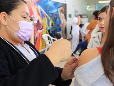 La alcaldesa informó que hay suficientes dosis disponibles para la población, con la capacidad de aplicar hasta 500 vacunas diarias. CORTESÍA