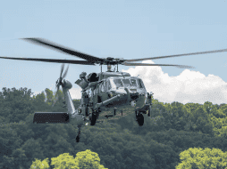 La Defensa señaló que los dos helicópteros se utilizan para el rescate de un paciente, quien forma parte de la tripulación de un buque. ESPECIAL