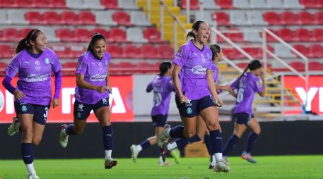Adriana Iturbide remató de cabeza en tiro de esquina para poner el segundo a la cuenta. IMAGO7/R. Dávila