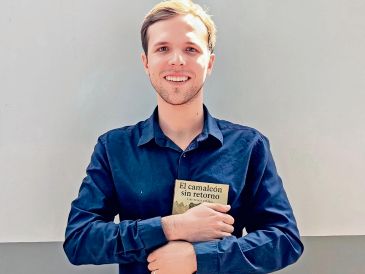 El sociólogo y politólogo posa con un ejemplar de su obra “El Camaleón sin Retorno: una novela política”. CORTESÍA