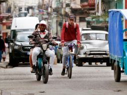 En días recientes, México reconoció que había frenado el envío de petróleo a Cuba para evitar la activación de aranceles por parte de Estados Unidos. Personas pasan por la calle en La Habana. EFE/E. Mastrascusa