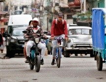 En días recientes, México reconoció que había frenado el envío de petróleo a Cuba para evitar la activación de aranceles por parte de Estados Unidos. Personas pasan por la calle en La Habana. EFE/E. Mastrascusa