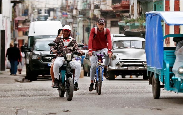 En días recientes, México reconoció que había frenado el envío de petróleo a Cuba para evitar la activación de aranceles por parte de Estados Unidos. Personas pasan por la calle en La Habana. EFE/E. Mastrascusa