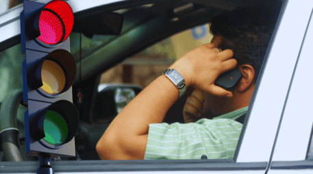 Aunque no existe un operativo específico para detectar esta conducta, los agentes de la Policía Vial están instruidos para sancionar a quienes incurran en ella. EL INFORMADOR / ARCHIVO