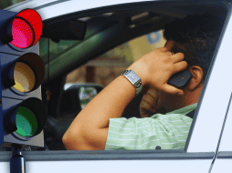 Aunque no existe un operativo específico para detectar esta conducta, los agentes de la Policía Vial están instruidos para sancionar a quienes incurran en ella. EL INFORMADOR / ARCHIVO