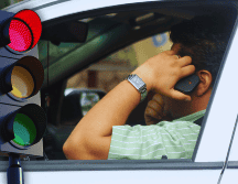 Aunque no existe un operativo específico para detectar esta conducta, los agentes de la Policía Vial están instruidos para sancionar a quienes incurran en ella. EL INFORMADOR / ARCHIVO