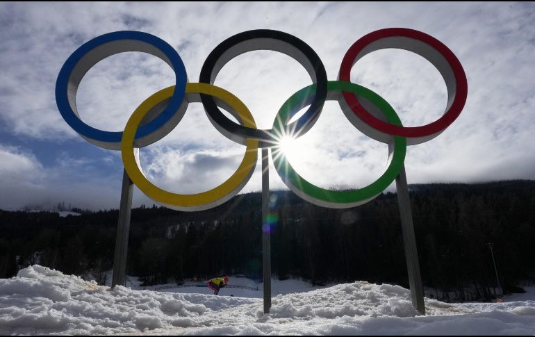 Un atleta esquía bajo los aros olímpicos durante un entrenamiento de cross country antes de los Juegos Olímpicos de Invierno en Tesero, Italia el jueves 5 de febrero del 2026. (AP Foto/Kirsty Wigglesworth)