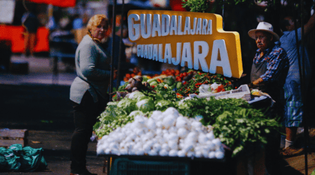“El Baratillo” se conforma por cuatro mil 500 puestos formales, reconocidos por la alcaldía; sin embargo, hay decenas, quizá cientos más sin registro. EL INFORMADOR / ARCHIVO