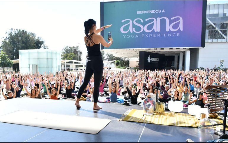 Clase masiva de Xuan Lan en la inauguración de Asana Yoga Experience 2026