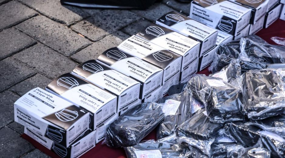 En las tiendas de material y equipo médico que se ubican en la Avenida Federalismo algunas presentaciones de cubrebocas se agotaron desde ayer. EL INFORMADOR / A. Navarro