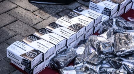 En las tiendas de material y equipo médico que se ubican en la Avenida Federalismo algunas presentaciones de cubrebocas se agotaron desde ayer. EL INFORMADOR / A. Navarro