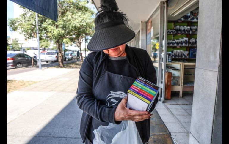 En las tiendas de material y equipo médico que se ubican en la Avenida Federalismo algunas presentaciones de cubrebocas se agotaron desde ayer. EL INFORMADOR / A. Navarro