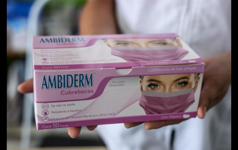 En las tiendas de material y equipo médico que se ubican en la Avenida Federalismo algunas presentaciones de cubrebocas se agotaron desde ayer. EL INFORMADOR / A. Navarro