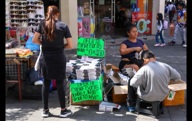 En las tiendas de material y equipo médico que se ubican en la Avenida Federalismo algunas presentaciones de cubrebocas se agotaron desde ayer. EL INFORMADOR / A. Navarro
