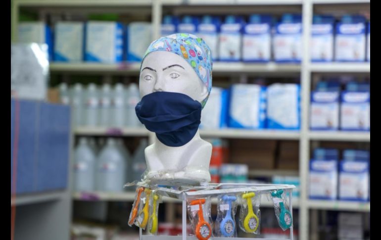 En las tiendas de material y equipo médico que se ubican en la Avenida Federalismo algunas presentaciones de cubrebocas se agotaron desde ayer. EL INFORMADOR / A. Navarro