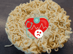 Muchas sopas instantáneas se comercializan en recipientes de poliestireno, un material que al calentarse puede liberar sustancias químicas como el estireno. PIXABAY/CANVA/ESPECIAL