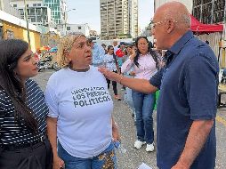 Presidente de la Asamblea Nacional de Venezuela, Jorge Rodríguez salió a las calles para dar la noticia a las familias de los presos. EFE/ Asamblea Nacional de Venezuela