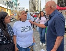 Presidente de la Asamblea Nacional de Venezuela, Jorge Rodríguez salió a las calles para dar la noticia a las familias de los presos. EFE/ Asamblea Nacional de Venezuela