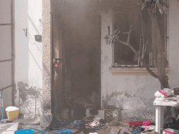 Una persona falleció y terminó calcinada, ya que su cuerpo fue encontrado cuando se hacían las labores de remoción de escombros y enfriamiento. ESPECIAL