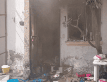 Una persona falleció y terminó calcinada, ya que su cuerpo fue encontrado cuando se hacían las labores de remoción de escombros y enfriamiento. ESPECIAL