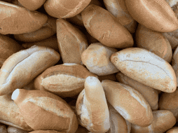 El origen del bolillo tiene influencias francesas, es por eso que se le suele asociar a un tipo de pan francés, debido ciertas semejanzas que tienen. PIXABAY