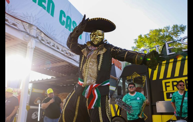 Familias completas, jóvenes y adultos se aglomeraron alrededor del ring para no perderse los enfrentamientos protagonizados por varias de las estrellas del Consejo Mundial de Lucha Libre. CORTESÍA