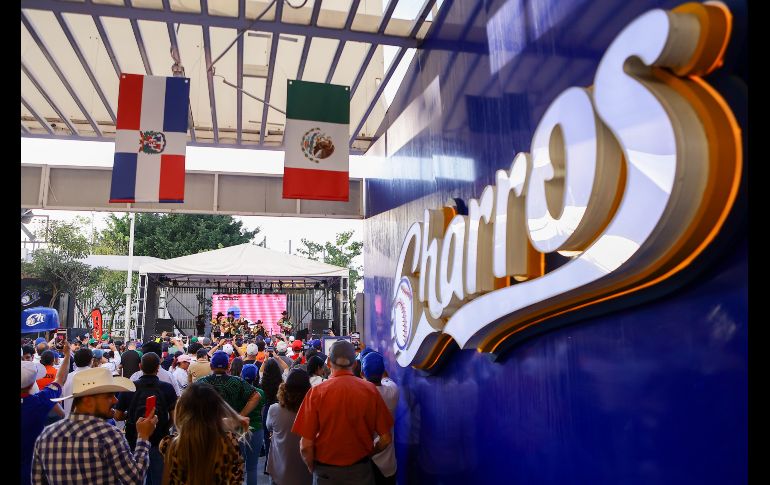 Familias completas, jóvenes y adultos se aglomeraron alrededor del ring para no perderse los enfrentamientos protagonizados por varias de las estrellas del Consejo Mundial de Lucha Libre. CORTESÍA