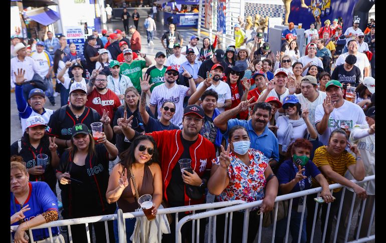Familias completas, jóvenes y adultos se aglomeraron alrededor del ring para no perderse los enfrentamientos protagonizados por varias de las estrellas del Consejo Mundial de Lucha Libre. CORTESÍA