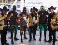 Familias completas, jóvenes y adultos se aglomeraron alrededor del ring para no perderse los enfrentamientos protagonizados por varias de las estrellas del Consejo Mundial de Lucha Libre. CORTESÍA