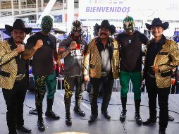 Familias completas, jóvenes y adultos se aglomeraron alrededor del ring para no perderse los enfrentamientos protagonizados por varias de las estrellas del Consejo Mundial de Lucha Libre. CORTESÍA