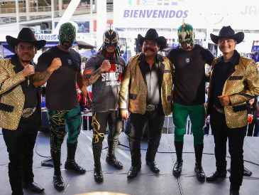 Familias completas, jóvenes y adultos se aglomeraron alrededor del ring para no perderse los enfrentamientos protagonizados por varias de las estrellas del Consejo Mundial de Lucha Libre. CORTESÍA