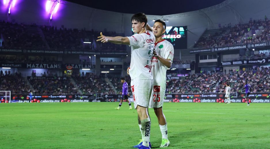 Las Chivas consolidaron su paso perfecto en el torneo tras imponerse 2-0 a Mazatlán. IMAGO7