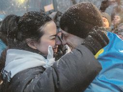 Un soldado ucraniano liberado de su cautiverio se reencuentra con su esposa. AFP