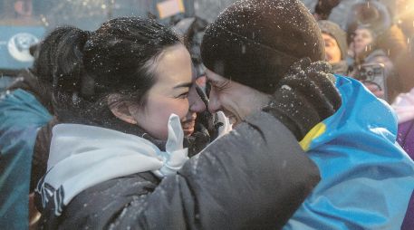 Un soldado ucraniano liberado de su cautiverio se reencuentra con su esposa. AFP