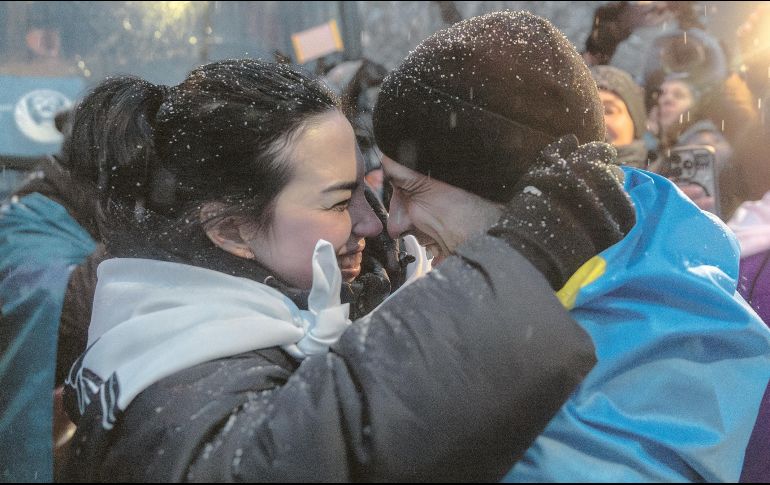 Un soldado ucraniano liberado de su cautiverio se reencuentra con su esposa. AFP